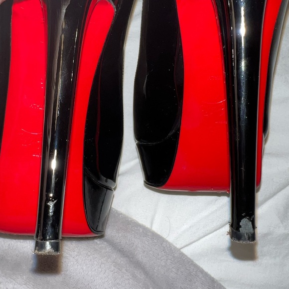 CHRISTIAN LOUBOUTIN
Bianca Patent Leather Pumps
Size: 7.5 | IT 37.5 - Picture 6 of 9